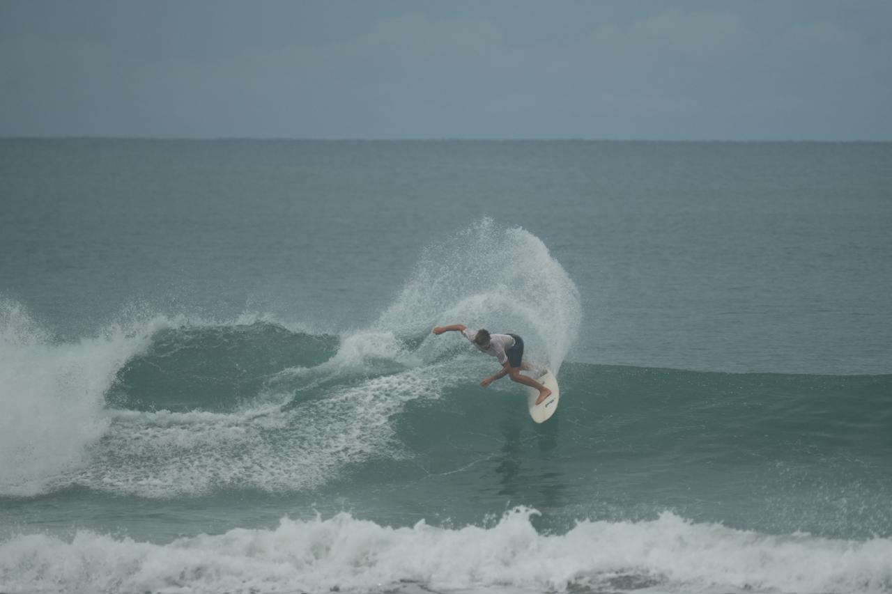 Clase de surf, giro con abanico de agua